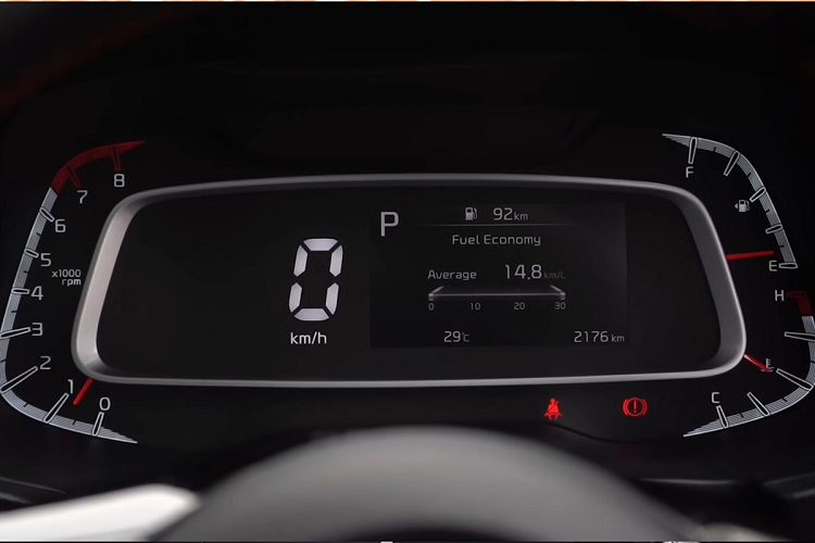 Mâm xe Kia Sonet 2021 có thiết kế dạng 5 chấu phay bóng 2 màu với kích thước 15-16 inch tùy từng phiên bản. Vòm bánh xe sử dụng nhựa cứng màu đen giúp chiếc xe này trở nên cứng cáp, đậm chất SUV. Gương chiếu hậu của Sonet đồng màu thân xe có tính năng chỉnh/gập điện kết hợp đèn xi-nhan LED và tay nắm cửa bọc crom có tính năng mở khóa thông minh.