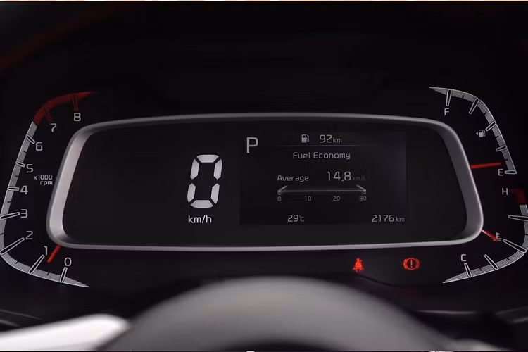 Mâm xe Kia Sonet 2021 có thiết kế dạng 5 chấu phay bóng 2 màu với kích thước 15-16 inch tùy từng phiên bản. Vòm bánh xe sử dụng nhựa cứng màu đen giúp chiếc xe này trở nên cứng cáp, đậm chất SUV. Gương chiếu hậu của Sonet đồng màu thân xe có tính năng chỉnh/gập điện kết hợp đèn xi-nhan LED và tay nắm cửa bọc crom có tính năng mở khóa thông minh.