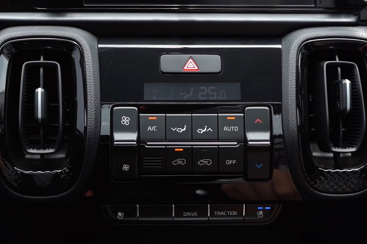 Phiên bản cao cấp nhất của Sonet được trang bị tính năng sưởi ấm/làm mát ghế tương tự Seltos và Sorento gia tăng tiện nghi cho người dùng. Hàng ghế phía sau của xe được trang bị 2 tựa đầu, bệ tỳ tay trung tâm có thể hạ xuống và ghế ở đây không thể gập phẳng. Đáng tiếc, ghế xe Kia Sonet 2021 vẫn chỉ chỉnh cơ hoàn toàn ngay cả phiên bản cao cấp nhất.