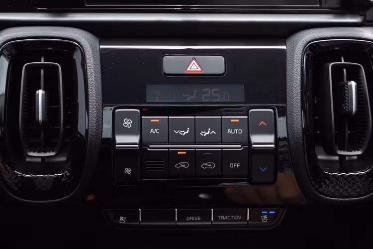 Phiên bản cao cấp nhất của Sonet được trang bị tính năng sưởi ấm/làm mát ghế tương tự Seltos và Sorento gia tăng tiện nghi cho người dùng. Hàng ghế phía sau của xe được trang bị 2 tựa đầu, bệ tỳ tay trung tâm có thể hạ xuống và ghế ở đây không thể gập phẳng. Đáng tiếc, ghế xe Kia Sonet 2021 vẫn chỉ chỉnh cơ hoàn toàn ngay cả phiên bản cao cấp nhất.