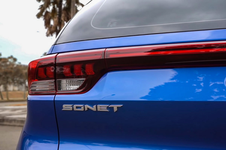 Điều này làm dấy lên thông tin, Kia Sonet sắp ra mắt Việt Nam dưới dạng lắp ráp trong nước. Mẫu SUV đô thị cỡ này sẽ là chiếc xe tiên phong mở ra phân khúc mới A-SUV và có thể sẽ "hot" giống Kia Seltos. Kia Sonet là mẫu SUV hoàn toàn mới được định vị sẽ cạnh tranh ở phân khúc mini SUV nên dáng vẻ tổng thể của xe khá nhỏ nhắn và gọn gàng. Đồng thời, sự hiện đại, trẻ trung cũng được thể hiện rõ nét trên chiếc xe của thương hiệu Hàn Quốc.