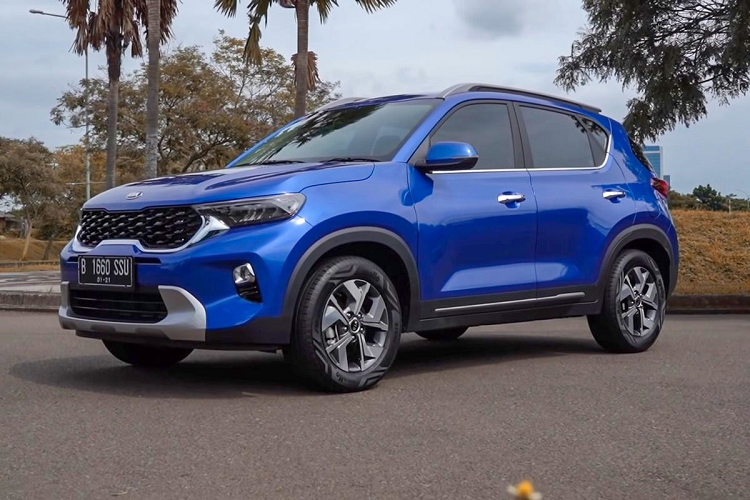 Kia Sonet hoàn toàn mới cũng được trang bị màn hình giải trí 8 inch kết nối Apple CarPlay/Android Auto cùng các kết nối cơ bản như Bluetooth/AUX/USB... Đầu ra của hệ thống giải trí trên Sonet là dàn âm thanh 7 loa Bose.