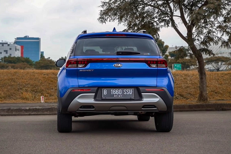 Ở phần đuôi, Kia Sonet 2021 gây ấn tượng mạnh với người dùng bởi thiết kế nam tính gợi nhớ đến "đàn anh" Sportage khá thể thao và năng động.
