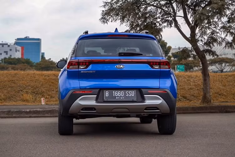 Ở phần đuôi, Kia Sonet 2021 gây ấn tượng mạnh với người dùng bởi thiết kế nam tính gợi nhớ đến "đàn anh" Sportage khá thể thao và năng động.