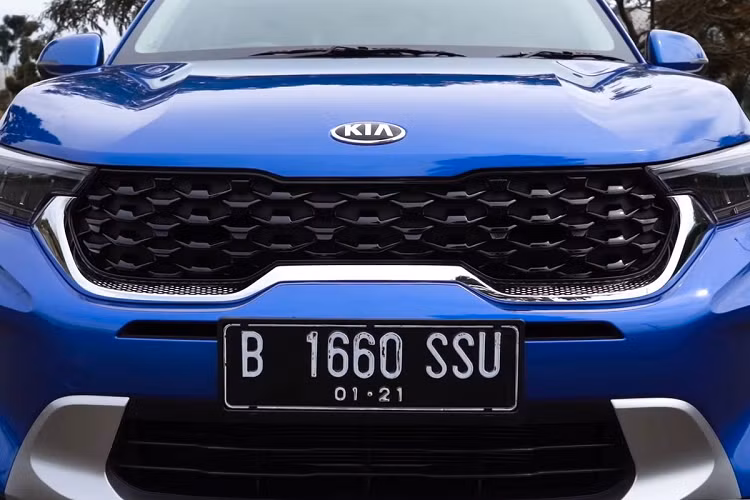 Với việc khai phá phân khúc A-SUV và sở hữu nội/ngoại thất trẻ trung, thể thao, Sonet được dự đoán sẽ là mẫu xe "hot" tại Việt Nam trong thời gian tới tương tự những gì mà Seltos, Sorento đã từng "làm mưa, làm gió" trong phân khúc trước đó. Mức giá xe Kia Sonet 2021 dự kiến khoảng 500 triệu đồng cũng sẽ giúp Sonet có nhiều lợi thế cạnh tranh.