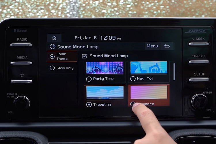 Ở phía sau, cụm đồng hồ chính là điểm mới của Kia Sonet 2021 với thiết kế vòng tua bên trái, bên phải là đồng hồ xăng và nhiệt độ động cơ. Trong khi đó, tốc độ của xe hiển thị bằng số bên trong kết hợp màn hình thông tin cỡ nhỏ. Hệ thống ghế ngồi của Kia Sonet 2021 có diện tích không quá rộng rãi bởi chiều dài cơ sở của xe chỉ đạt 2.500 mm. Ghế xe bọc da với những họa tiết mới lạ mang đến phong cách riêng cho xe.