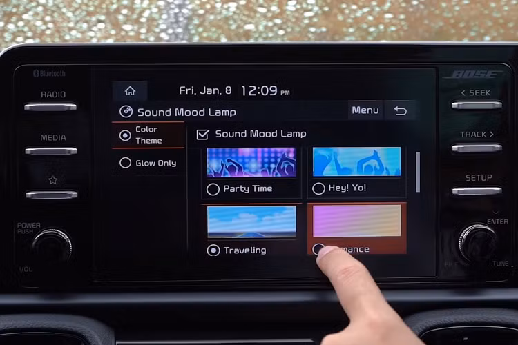 Ở phía sau, cụm đồng hồ chính là điểm mới của Kia Sonet 2021 với thiết kế vòng tua bên trái, bên phải là đồng hồ xăng và nhiệt độ động cơ. Trong khi đó, tốc độ của xe hiển thị bằng số bên trong kết hợp màn hình thông tin cỡ nhỏ. Hệ thống ghế ngồi của Kia Sonet 2021 có diện tích không quá rộng rãi bởi chiều dài cơ sở của xe chỉ đạt 2.500 mm. Ghế xe bọc da với những họa tiết mới lạ mang đến phong cách riêng cho xe.