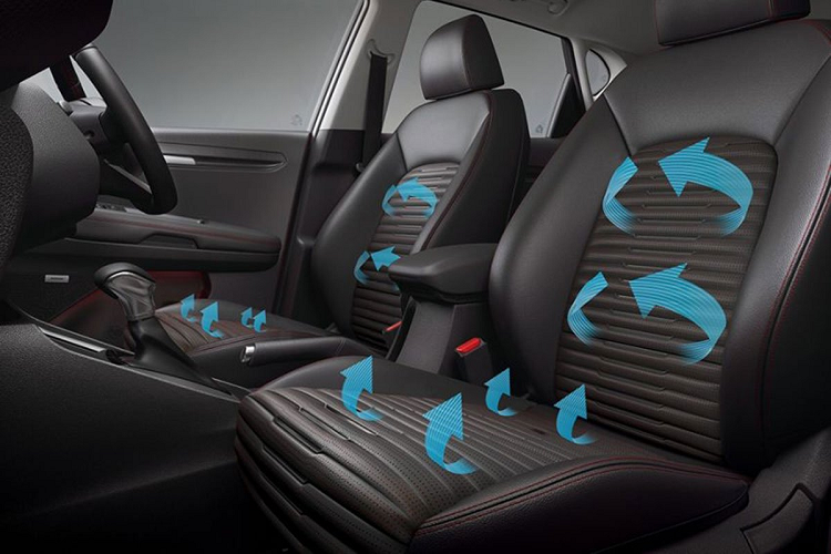 Nổi bật nhất ở đây phải kể đến cụm đèn hậu LED liền mạch gợi nhớ đến những thiết kế xe sang. Cản sau của Kia Sonet mới 2 tông màu kết hợp ống xả giả cân xứng. Những trang bị khác xuất hiện trên mẫu SUV mini này như cánh gió trên cao kết hợp đèn phanh LED, hệ thống cảm biến/camera lùi và đèn phản quang. Bước vào khoang lái, không khó để nhận ra Kia Sonet 2021 ảnh hưởng nhiều bởi 2 mẫu xe "đàn anh" là Sorento và Seltos.