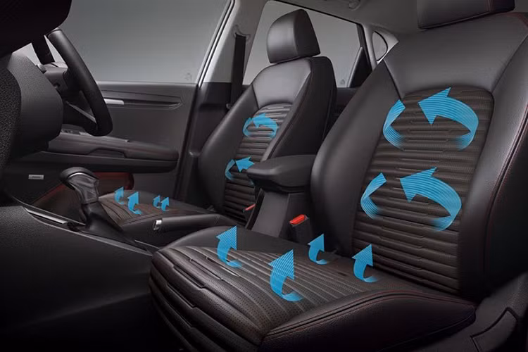 Nổi bật nhất ở đây phải kể đến cụm đèn hậu LED liền mạch gợi nhớ đến những thiết kế xe sang. Cản sau của Kia Sonet mới 2 tông màu kết hợp ống xả giả cân xứng. Những trang bị khác xuất hiện trên mẫu SUV mini này như cánh gió trên cao kết hợp đèn phanh LED, hệ thống cảm biến/camera lùi và đèn phản quang. Bước vào khoang lái, không khó để nhận ra Kia Sonet 2021 ảnh hưởng nhiều bởi 2 mẫu xe "đàn anh" là Sorento và Seltos.