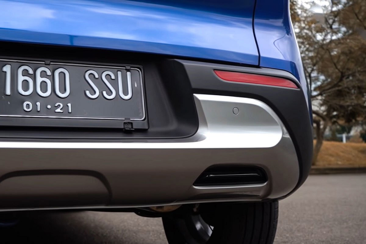 Ở phần đầu, Kia Sonet 2021 sử dụng đèn pha LED chia khoang kết hợp dải LED định vị ban ngày ngay phía trên. Trung tâm là lưới tản nhiệt hình mũi hổ quen thuộc và đường crom ở bên dưới dạng vân quả trám tương như Seltos đang bán ở Việt Nam.