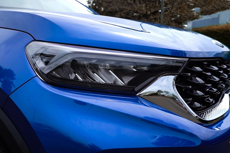 Những tiện nghi khác trên mẫu mini SUV đến từ Hàn Quốc bao gồm: đèn viền nội thất, điều hòa tự động 1 vùng, sưởi/làm mát ghế, cổng sạc 12V, cửa sổ trời trước, sạc điện thoại không dây... Về an toàn, Kia Sonet 2021 ở mức khá tốt giống Seltos với những trang bị gồm: hệ thống phanh ABS/BA/EBD, cân bằng điện tử ESC, cảm biến đỗ trước/sau, cảm biến áp suất lốp, móc khóa an toàn Isofix cho ghế trẻ em, 2-6 túi khí tùy phiên bản...