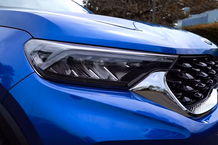 Những tiện nghi khác trên mẫu mini SUV đến từ Hàn Quốc bao gồm: đèn viền nội thất, điều hòa tự động 1 vùng, sưởi/làm mát ghế, cổng sạc 12V, cửa sổ trời trước, sạc điện thoại không dây... Về an toàn, Kia Sonet 2021 ở mức khá tốt giống Seltos với những trang bị gồm: hệ thống phanh ABS/BA/EBD, cân bằng điện tử ESC, cảm biến đỗ trước/sau, cảm biến áp suất lốp, móc khóa an toàn Isofix cho ghế trẻ em, 2-6 túi khí tùy phiên bản...