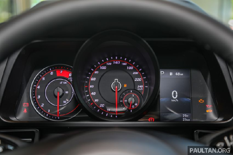 Hạ giá thành đồng nghĩa với việc Elantra mới bị cắt bớt một số option. Phiên bản 1.6 Executive trang bị ghế bọc vải nỉ màu đen thay vì bọc da như bản Premium, ghế chỉnh cơ, bảng đồng hồ cơ học kèm màn hình hiển thị đa thông tin 4,2 inch. Màn hình giải trí kích thước 8 inch kết nối Apple CarPlay và Android Auto.