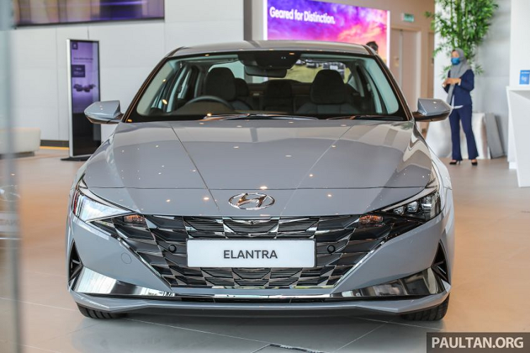 Hệ thống hỗ trợ lái Hyundai SmartSense trên phiên bản Elantra 1.6 Executive cũng bị rút gọn chỉ còn các tính năng cơ bản gồm: kiểm soát hành trình thụ động, cảnh báo va chạm điểm mù và cảnh báo phương tiện cắt ngang phía sau.