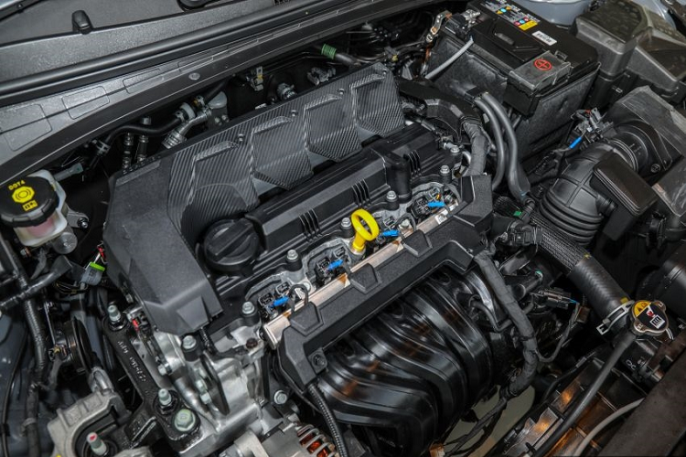 Hạ giá thành đồng nghĩa với việc Elantra mới bị cắt bớt một số option. Phiên bản 1.6 Executive trang bị ghế bọc vải nỉ màu đen thay vì bọc da như bản Premium, ghế chỉnh cơ, bảng đồng hồ cơ học kèm màn hình hiển thị đa thông tin 4,2 inch. Màn hình giải trí kích thước 8 inch kết nối Apple CarPlay và Android Auto.