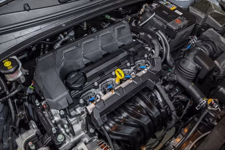 Hạ giá thành đồng nghĩa với việc Elantra mới bị cắt bớt một số option. Phiên bản 1.6 Executive trang bị ghế bọc vải nỉ màu đen thay vì bọc da như bản Premium, ghế chỉnh cơ, bảng đồng hồ cơ học kèm màn hình hiển thị đa thông tin 4,2 inch. Màn hình giải trí kích thước 8 inch kết nối Apple CarPlay và Android Auto.