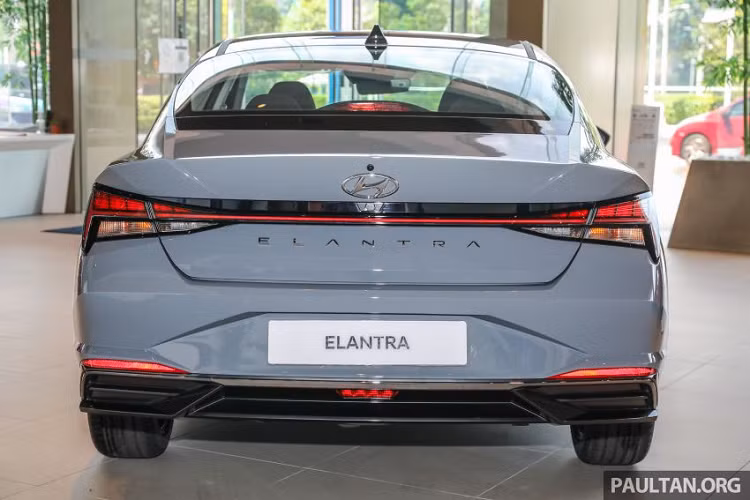 Phiên bản 1.6 Executive cũng lược bỏ chức năng sưởi và thông gió cho hàng ghế trước. Vô lăng đa chức năng bọc da vẫn giữ nguyên nhưng mất tính năng sưởi. Khay sạc điện thoại không dây và gương chiếu hậu chỉnh điện cũng biến mất trên phiên bản mới.