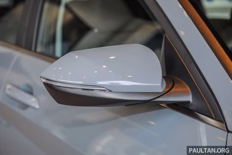 Điểm chung của 2 phiên bản Hyundai Elantra giá rẻ vừa ra mắt tại Malaysia bao gồm đèn pha LED và đèn hậu dạng LED, mâm xe 17 inch. Hệ thống an toàn chung bao gồm 6 túi khí, ESC, kiểm soát phanh khi đổ dốc, khởi hành ngang dốc, ổn định thân xe,...