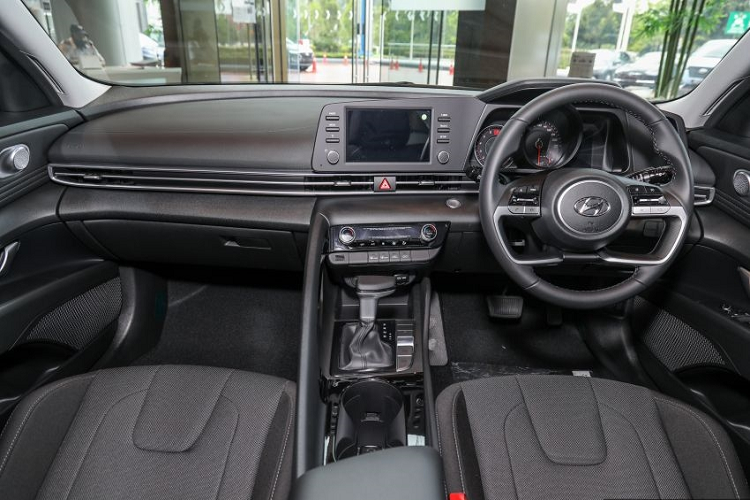 Hai phiên bản Elantra Premium 2021 và Elantra 1.6 Executive 2021 đều được nhập khẩu nguyên chiếc từ Hàn Quốc. Do đó, xe khó lòng có giá bán hấp dẫn như các đối thủ. Để cạnh tranh, phiên bản này buộc phải cắt bỏ nhiều trang bị.