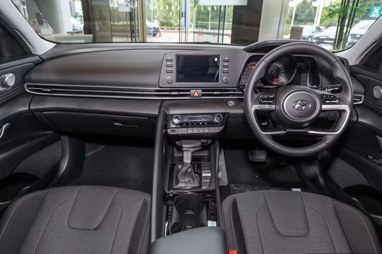 Hai phiên bản Elantra Premium 2021 và Elantra 1.6 Executive 2021 đều được nhập khẩu nguyên chiếc từ Hàn Quốc. Do đó, xe khó lòng có giá bán hấp dẫn như các đối thủ. Để cạnh tranh, phiên bản này buộc phải cắt bỏ nhiều trang bị.