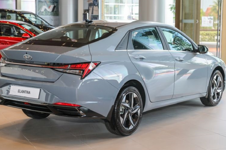 Với mức giá thấp hơn 19.000 RM (khoảng 106 triệu đồng) so với phiên bản Premium có giá gần 900 triệu đồng, phiên bản 1.6 Executive bị lược bỏ bớt một số trang bị trên xe, nhằm đánh mạnh vào nhu cầu mức giá dễ tiếp cận hơn với khách hàng. Hãng xe Hàn Quốc hy vọng phiên Hyundai Elantra bản 1.6 Executive sẽ tăng sức cạnh tranh với các đối thủ như Mazda3, Honda Civic hay Toyota Corolla.