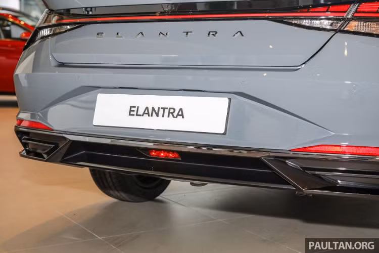 Cả hai phiên bản đều được trang bị động cơ hút khí tự nhiên Smartstream 1.6 lít, sản sinh công suất 123 mã lực và mô-men xoắn 154 Nm. Sức mạnh được truyền xuống bánh trước thông qua hộp số biến thiên thông minh (IVT) cung cấp 4 chế độ lái.