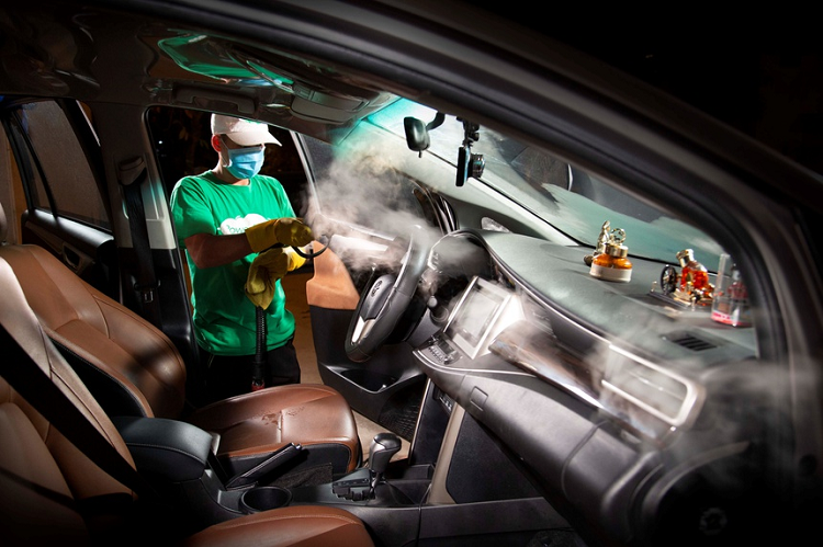 Gian cach lau ngay, noi that oto bi moc xu ly ra sao?-Hinh-2