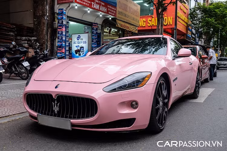 Maserati GranTurismo được trang bị khối động cơ V8 hút khí tự nhiên thừa hưởng từ "siêu ngựa" Ferrari F430 có dung tích 4.2 lít, sản sinh công suất tối đa 405 mã lực. Nhờ hộp số tự động ZF 6 cấp, mẫu xe thể thao đến từ nước Ý có thể lao đi với vận tốc chóng mặt và chỉ mất 4,9 giây để tăng tốc từ 0-100 km/h.