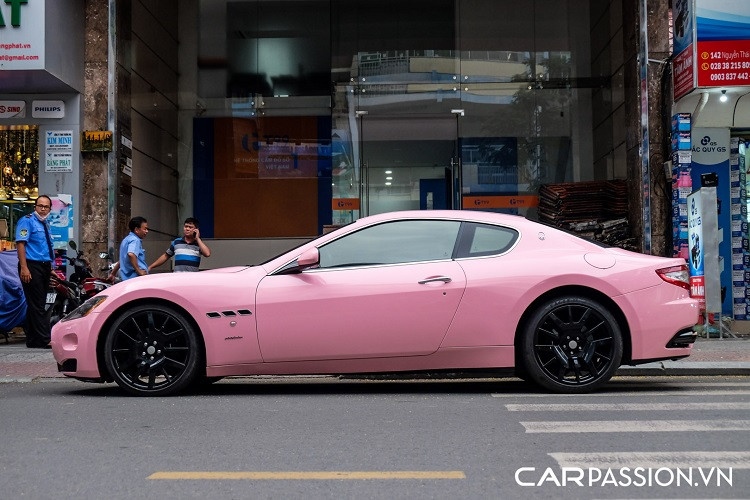 Maserati GranTurismo sở hữu khoang nội thất được làm thủ công, sử dụng da bọc cao cấp và ốp gỗ thượng hạng. Cabin xe có mùi thơm dễ chịu, trong đó mỗi mảng màu được thiết kế từ những hình khối nguyên vẹn mà không phải là sự chắp vá từ các chi tiết nhỏ. Da bọc được khâu bằng những mũi chỉ dày với các màu sắc tương phản lấp lánh. Các nhà thiết kế đã sử dụng tới mười màu da khác nhau kết hợp trên ghế, bảng điều khiển, giá để đồ, khoang chứa đồ, vô-lăng, cần số, đệm lót, mui xe,…