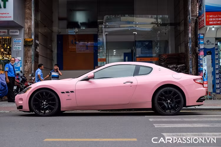 Maserati GranTurismo sở hữu khoang nội thất được làm thủ công, sử dụng da bọc cao cấp và ốp gỗ thượng hạng. Cabin xe có mùi thơm dễ chịu, trong đó mỗi mảng màu được thiết kế từ những hình khối nguyên vẹn mà không phải là sự chắp vá từ các chi tiết nhỏ. Da bọc được khâu bằng những mũi chỉ dày với các màu sắc tương phản lấp lánh. Các nhà thiết kế đã sử dụng tới mười màu da khác nhau kết hợp trên ghế, bảng điều khiển, giá để đồ, khoang chứa đồ, vô-lăng, cần số, đệm lót, mui xe,…