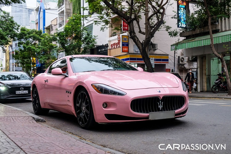 Trải qua quãng thời gian dài, những chiếc Maserati GranTurismo sang chảnh giờ đây đã được phân phối chính hãng tại nước ta với những phiên bản mới nhất, trong khi đó các biến thể cũ hơn thường được không ít người chơi xe "mạnh tay" nâng cấp với những bộ bodykit hoặc những món đồ chơi đắt giá.