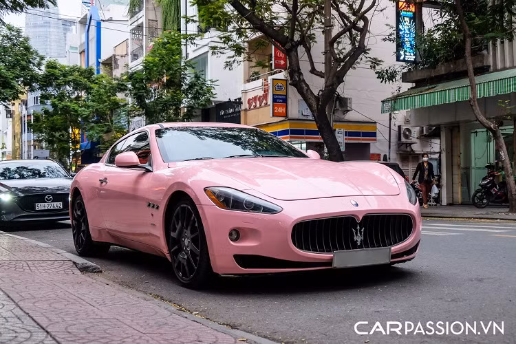 Trải qua quãng thời gian dài, những chiếc Maserati GranTurismo sang chảnh giờ đây đã được phân phối chính hãng tại nước ta với những phiên bản mới nhất, trong khi đó các biến thể cũ hơn thường được không ít người chơi xe "mạnh tay" nâng cấp với những bộ bodykit hoặc những món đồ chơi đắt giá.