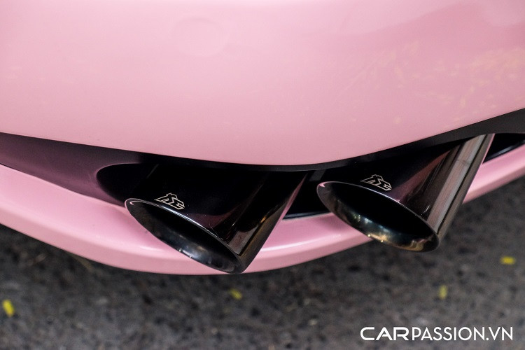 Ngoại thất của Maserati GranTurismo sử dụng rất nhiều những chi tiết mạ chrome bóng loáng, trụ C có sự xuất hiện của logo thương hiệu Maserati. Cản sau có tạo hình đơn giản với cụm đèn hậu cỡ lớn, chữ “Maserati” cách điệu đặt ở chính giữa và hệ thống ống xả thể thao với hai chụp xả kép.