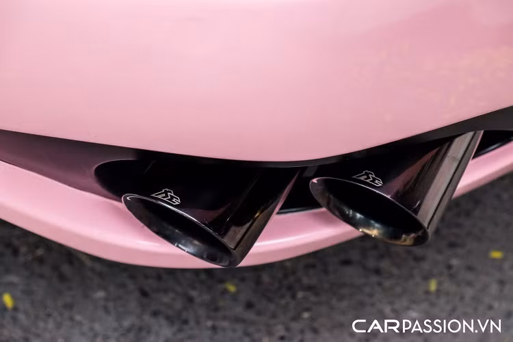 Ngoại thất của Maserati GranTurismo sử dụng rất nhiều những chi tiết mạ chrome bóng loáng, trụ C có sự xuất hiện của logo thương hiệu Maserati. Cản sau có tạo hình đơn giản với cụm đèn hậu cỡ lớn, chữ “Maserati” cách điệu đặt ở chính giữa và hệ thống ống xả thể thao với hai chụp xả kép.