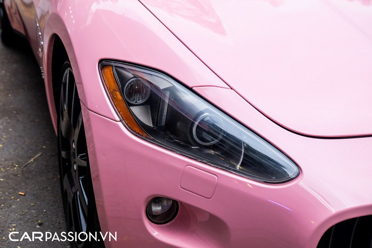 Giá xe Maserati GranTurismo tại thời điểm năm 2009 sau thuế rơi vào khoảng hơn 300.000 USD cho phiên bản tiêu chuẩn, tuy nhiên những chiếc Maserati GranTurismo đã qua sử dụng hiện nay chỉ được rao bán với mức giá từ 2,5-3 tỷ đồng tuỳ vào tình trạng xe. Được ra mắt lần đầu tại triển lãm Geneva Motor Show năm 2007, Maserati GranTurismo là chiếc coupe thể thao được chấp bút thiết kế bởi studio lừng danh Pininfarina, xe sở hữu diện mạo thanh lịch nhưng không kém phần thể thao.