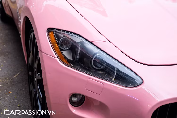 Giá xe Maserati GranTurismo tại thời điểm năm 2009 sau thuế rơi vào khoảng hơn 300.000 USD cho phiên bản tiêu chuẩn, tuy nhiên những chiếc Maserati GranTurismo đã qua sử dụng hiện nay chỉ được rao bán với mức giá từ 2,5-3 tỷ đồng tuỳ vào tình trạng xe. Được ra mắt lần đầu tại triển lãm Geneva Motor Show năm 2007, Maserati GranTurismo là chiếc coupe thể thao được chấp bút thiết kế bởi studio lừng danh Pininfarina, xe sở hữu diện mạo thanh lịch nhưng không kém phần thể thao.