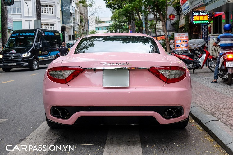 Tuy nhiên, bộ ống xả "zin" trên xe đã được tháo rời và nhường chỗ cho hệ thống ống xả độ của thương hiệu Frequency Intelligent Exhaust đến từ Đài Loan. Đây là cái tên quen thuộc được không ít những người chơi xe trong và ngoài nước lựa chọn để nâng cấp cho "xế cưng". Ưu điểm lớn nhất của Fi Exhaust nằm ở việc ứng dụng các vật liệu chế tạo cao cấp nhằm cải thiện âm thanh phát ra từ khối động cơ, đồng thời tối ưu hoá hiệu năng vận hành cho xe.