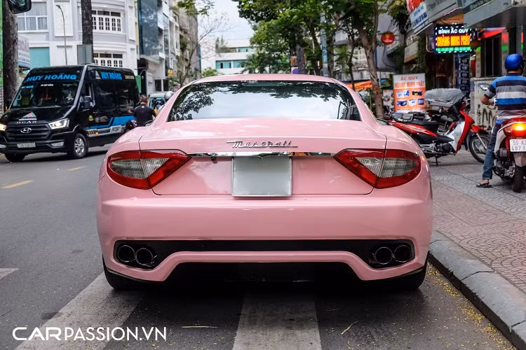 Tuy nhiên, bộ ống xả "zin" trên xe đã được tháo rời và nhường chỗ cho hệ thống ống xả độ của thương hiệu Frequency Intelligent Exhaust đến từ Đài Loan. Đây là cái tên quen thuộc được không ít những người chơi xe trong và ngoài nước lựa chọn để nâng cấp cho "xế cưng". Ưu điểm lớn nhất của Fi Exhaust nằm ở việc ứng dụng các vật liệu chế tạo cao cấp nhằm cải thiện âm thanh phát ra từ khối động cơ, đồng thời tối ưu hoá hiệu năng vận hành cho xe.