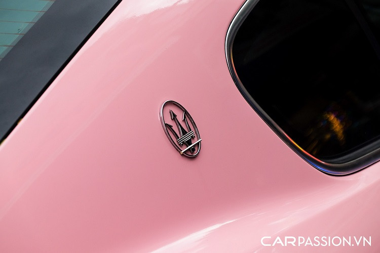 Xe được trang bị bộ mâm đa chấu có thiết kế lấy cảm hứng từ chính logo "cây đinh ba", chi tiết này được sơn đen bóng, tương phản với lớp sơn nguyên bản trên xe. Ẩn phía sau là hệ thống phanh đĩa hiệu năng cao bao gồm cùm phanh sơn đen và đĩa phanh cỡ lớn. Điểm nhấn ở phần thân xe là ba khe thoát khí và logo Pininfarina, được biết trên mỗi dòng xe Maserati chi tiết này sẽ mang những thiết kế khác nhau nhằm mục đích nhận diện.