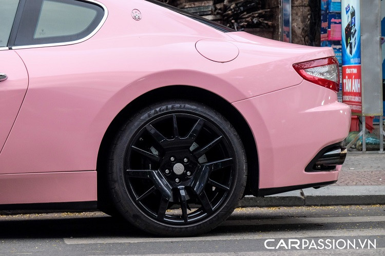 Tuy sở hữu thiết kế như một chiếc Coupe 2+2 bình thường nhưng Maserati GranTurismo chỉ là một phiên bản hai cửa của chiếc sedan Quattroporte danh tiếng, bởi vì khoảng cách giữa 2 cầu xe trên GranTurismo thực chất chỉ ngắn hơn 12 cm so với Quattroporte. Điều này mang lại lợi thế cho mẫu xe thể thao nước Ý so với các đối thủ cùng phân khúc khi có khoang lái rộng rãi, kể cả ở hàng ghế sau.