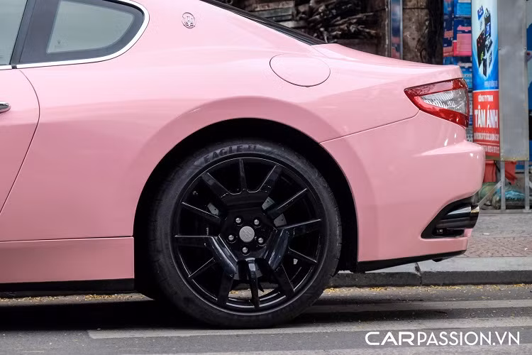 Tuy sở hữu thiết kế như một chiếc Coupe 2+2 bình thường nhưng Maserati GranTurismo chỉ là một phiên bản hai cửa của chiếc sedan Quattroporte danh tiếng, bởi vì khoảng cách giữa 2 cầu xe trên GranTurismo thực chất chỉ ngắn hơn 12 cm so với Quattroporte. Điều này mang lại lợi thế cho mẫu xe thể thao nước Ý so với các đối thủ cùng phân khúc khi có khoang lái rộng rãi, kể cả ở hàng ghế sau.