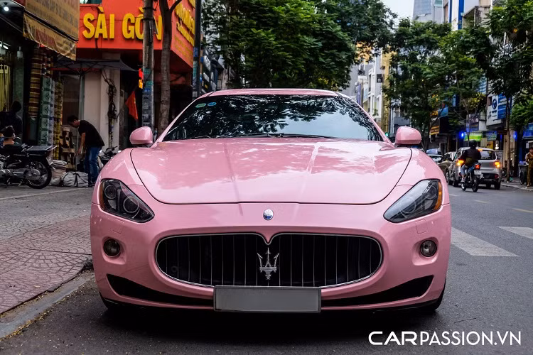 Khoang hành lý của xe có thể tích không quá lớn nhưng vẫn đủ để vừa một túi chơi golf và phù hợp cho những chuyến đi ngắn ngày. Là mẫu xe thể thao mạnh mẽ hàng đầu ở phân khúc, Maserati trang bị cho xe những tính năng an toàn như hệ thống chống bó cứng phanh ABS. Mặc dù có khối lượng lên đến 1.984 kg, xe chỉ cần 47,8 m để dừng hẳn lại ở vận tốc 112 km/h.