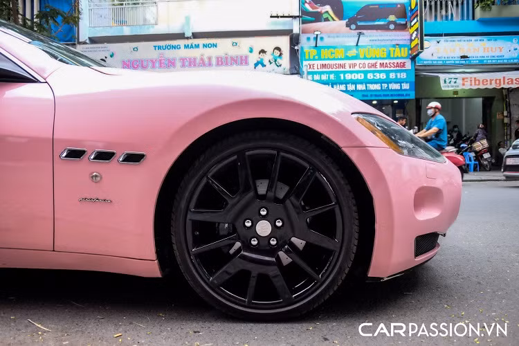 Những chiếc Maserati GranTurismo tại Việt Nam đầu tiên chính là vào thời điểm bắt nguồn của phong trào chơi siêu xe và xe siêu sang trong nước, dòng xe được xem là “của lạ” này hướng đến những khách hàng yêu thích nét thiết kế đậm chất cổ điển và hướng đến giá trị truyền thống của thương hiệu xe hơi lâu đời bậc nhất tại nước Ý. 