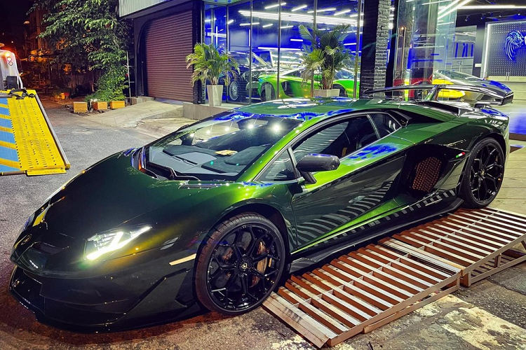 Siêu xe Lamborghini Aventador SVJ được trang bị khối động cơ V12, hút khí tự nhiên, dung tích 6.5 lít, tạo ra công suất tối đa 770 mã lực và mô-men xoắn cực đại là 720 Nm.