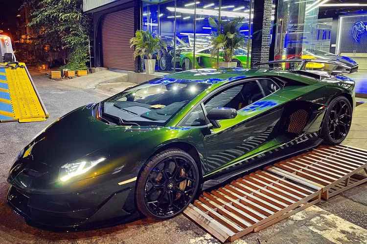 Siêu xe Lamborghini Aventador SVJ được trang bị khối động cơ V12, hút khí tự nhiên, dung tích 6.5 lít, tạo ra công suất tối đa 770 mã lực và mô-men xoắn cực đại là 720 Nm.
