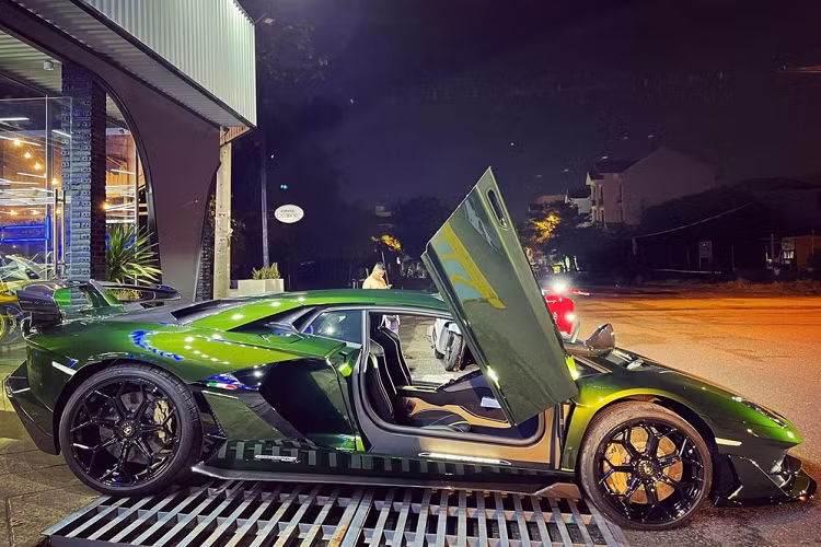 Lamborghini Aventador SVJ có khả năng tăng tốc từ vị trí xuất phát lên 100 km/h chỉ trong thời gian 2,8 giây. Vận tốc tối đa của siêu xe này là 350 km/h. Dự đoán khi về Việt Nam, sau khi hoàn thành mọi thủ tục để ra biển số chiếc xe này có giá không dưới 20 tỷ đồng.