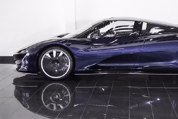 Chiếc siêu xe triệu đô McLaren Speedtail của đại lý này có màu sơn xanh đậm kết hợp cùng bạc và sợi carbon. Xe đang trong tình trạng mới tinh và tìm chủ nhân với giá bán 85 tỷ đồng chưa bao gồm thuế hoàn lại cho các đại gia ở nước khác mua. Bên trong khoang lái chiếc siêu xe McLaren Speedtail này có 2 tông màu chính là trắng và xanh đậm, trong đó, 2 ghế phụ của chiếc xe McLaren Speedtail này có màu trắng, còn ghế lái của xe khoác áo tông màu xanh đậm và viền trắng để tạo sự khác biệt.