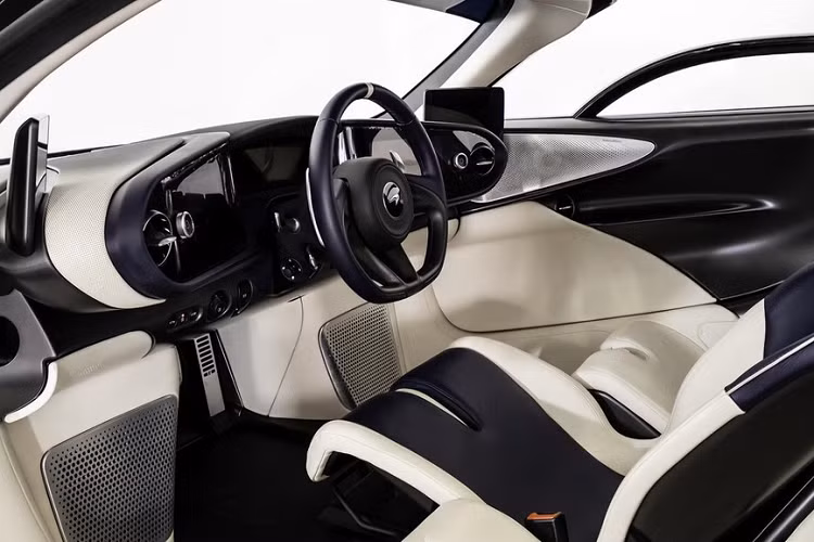 Cụ thể, hệ thống hybrid này trên siêu xe McLaren Speedtail bao gồm động cơ xăng V8, tăng áp kép, dung tích 4.0 lít, tạo ra công suất tối đa 746 mã lực và mô-men xoắn cực đại 799 Nm. Hai con số tương ứng của mô-tơ điện là 308 mã lực và 347 Nm.