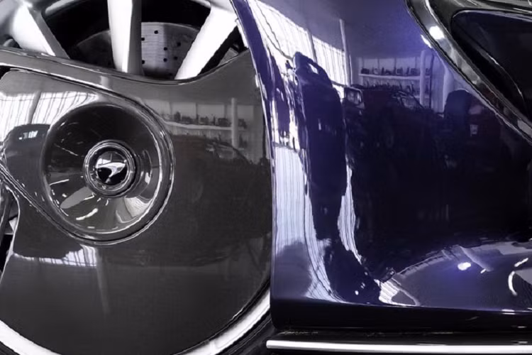 Được ra đời để tri ân siêu xe huyền thoại F1, McLaren Speedtail sở hữu không gian nội thất chỉ có 3 chỗ ngồi với ghế lái bằng sợi carbon nằm giữa. Tuy nhiên, sự tương đồng giữa F1 và Speedtail cũng dừng ở đây khi siêu xe mới của McLaren sử dụng hệ thống động cơ hybrid có công suất tối đa 1.035 mã lực và mô-men xoắn cực đại 1.149 Nm.