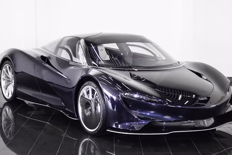 Trong đó, siêu xe McLaren Speedtail được cho là đàn em thân cận của dòng siêu xe huyền thoại McLaren F1 khi chỉ sản xuất đúng 106 chiếc trên toàn thế giới như đàn anh và khoang lái có đến 3 chỗ ngồi cùng nhiều chi tiết máy móc cũng như nội thất xe dát vàng 24k.